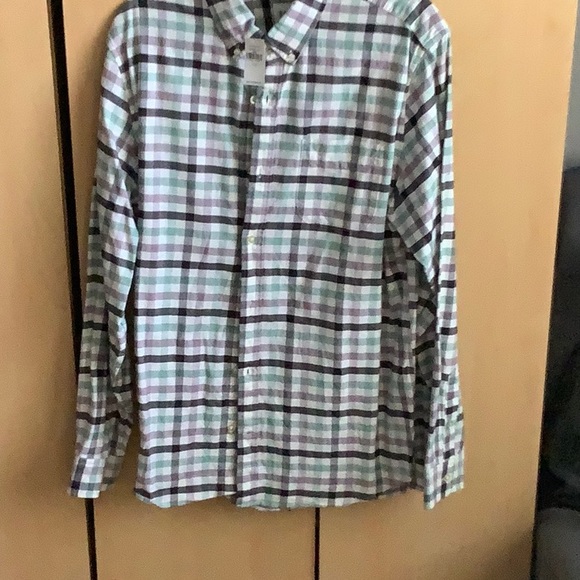 Gap Long Sleeve button collar oxford shirt.   Size Large. - Picture 2 of 5